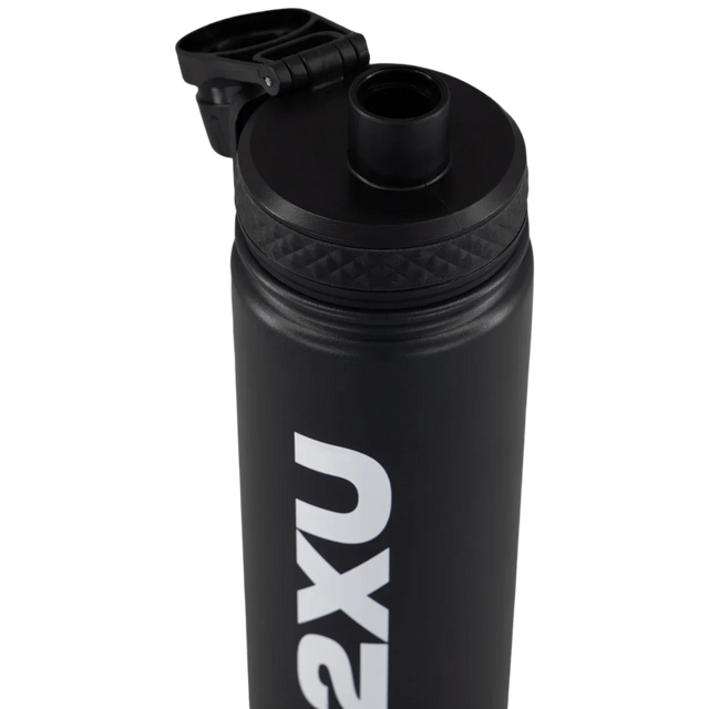 2XU-Metal-Water-Bottle-Black-White-close_2