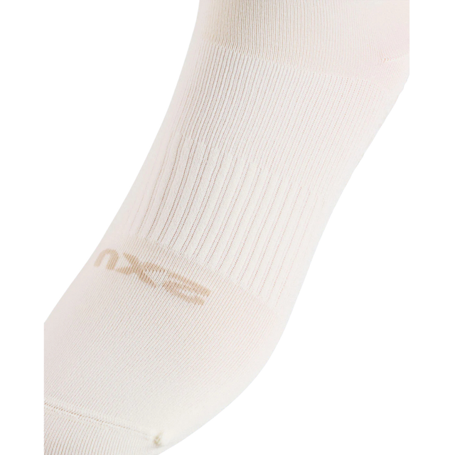 2XU-Performance-Crew-Grip-Socks-Chalk-White-close