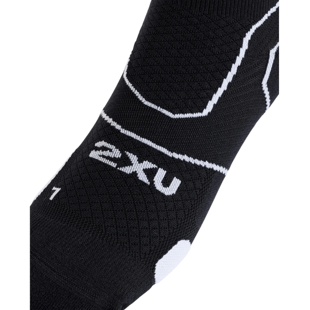 2XU-Vectr-Light-Cushion-Crew-Socks-black-white-close